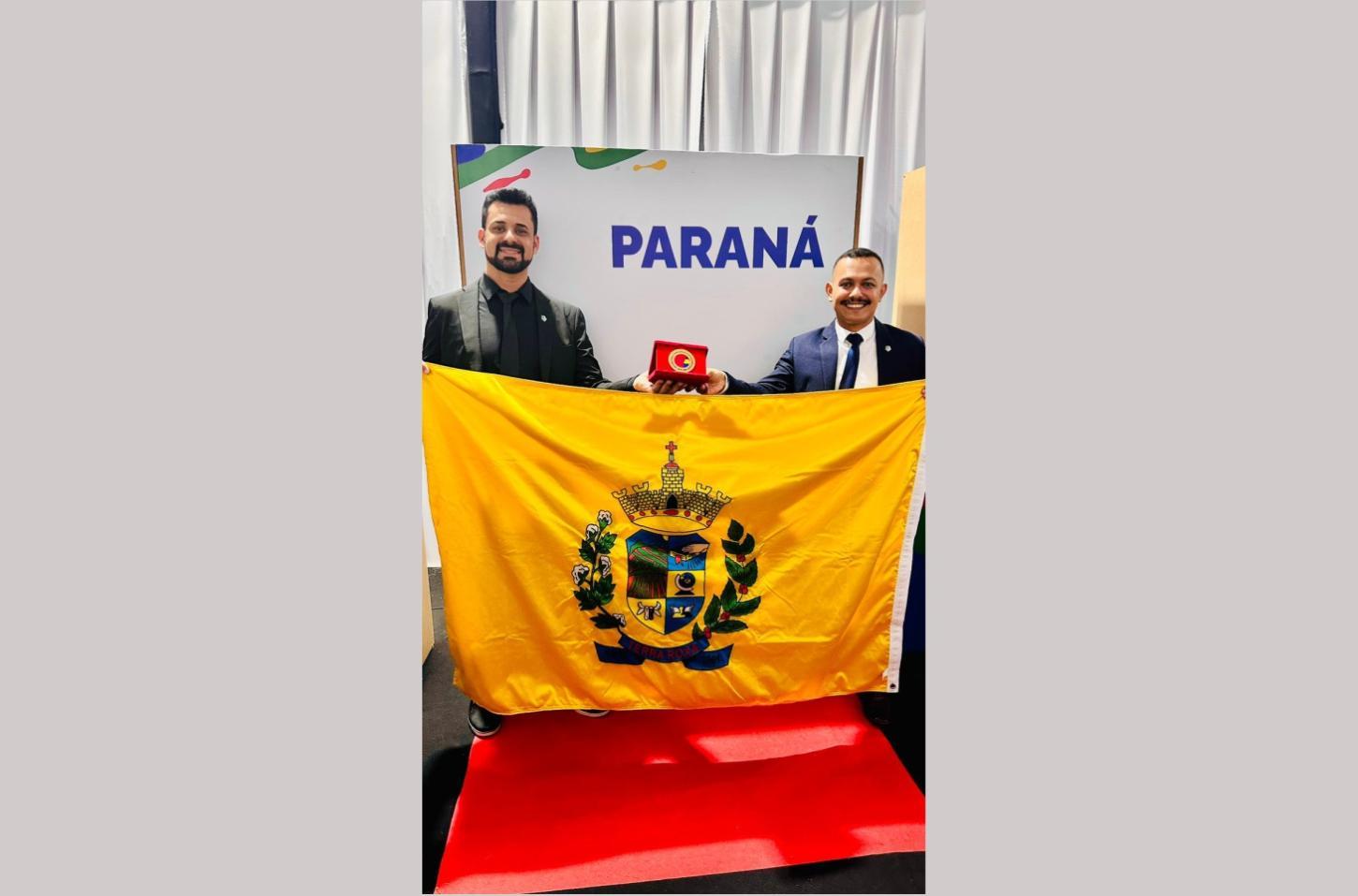 Secretário de Terra Roxa recebe Selo Ouro de Alfabetização em Brasília