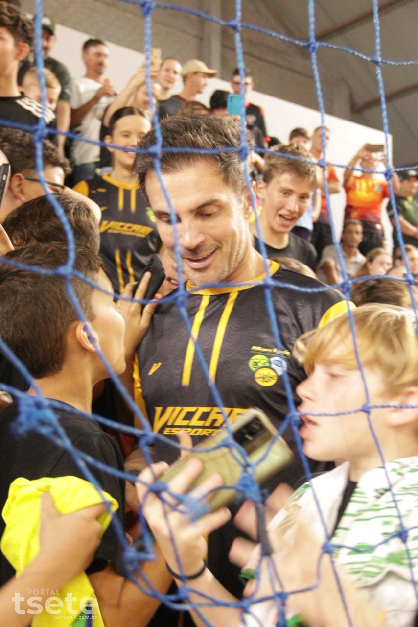 Abertura dos Jogos Abertos Municipais reúne mais de 300 atletas em Maripá e encanta público com show de Falcão