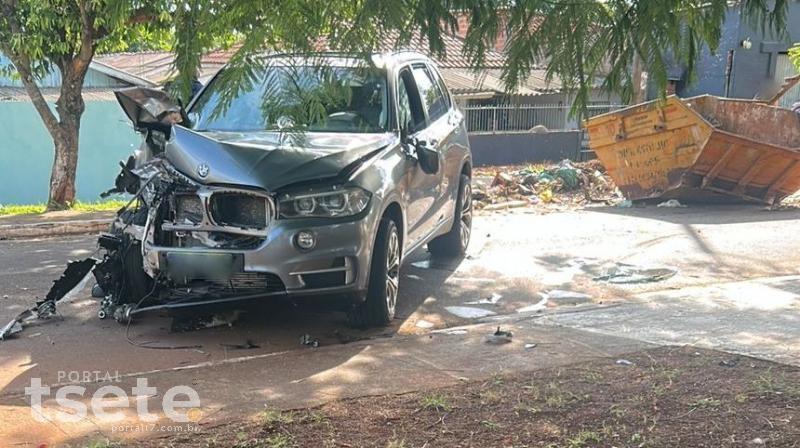 BMW tomba após colidir com caçamba de entulhos em Guaíra