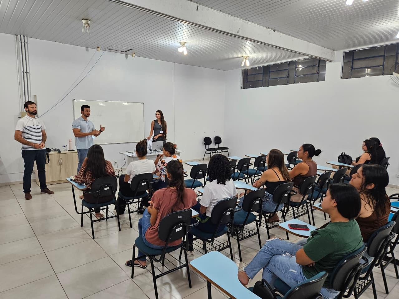 Curso de maquiagem básica tem início com 20 alunos em Palotina