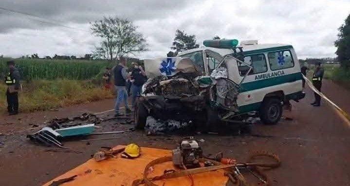 Grave colisão entre ambulância e caminhonete deixa dois mortos no Paraguai