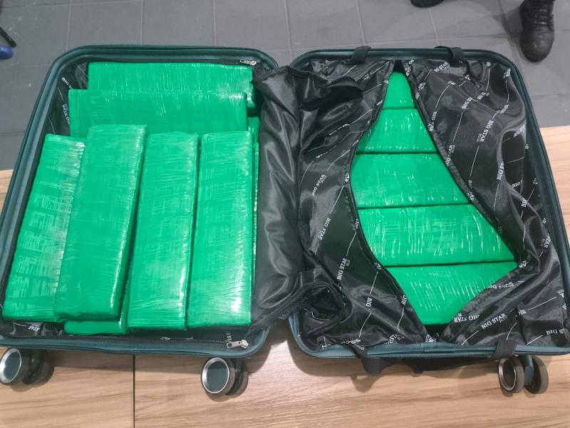 Homem é preso na rodoviária de Guaíra com mala cheia de drogas