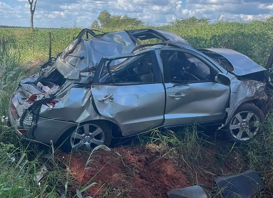 Motorista fica ferido após capotar veículo em estrada rural de Iporã