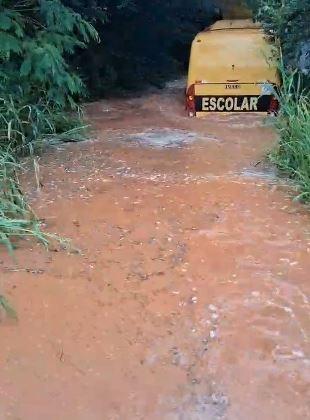 Ônibus escolar fica parcialmente submerso em rio no interior de Marechal Rondon
