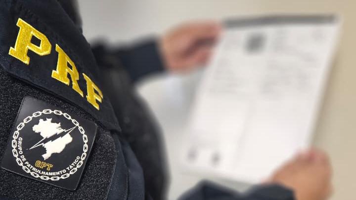 PRF prende casal por uso de documento falso ao tentar retirar veículo apreendido em Guaíra