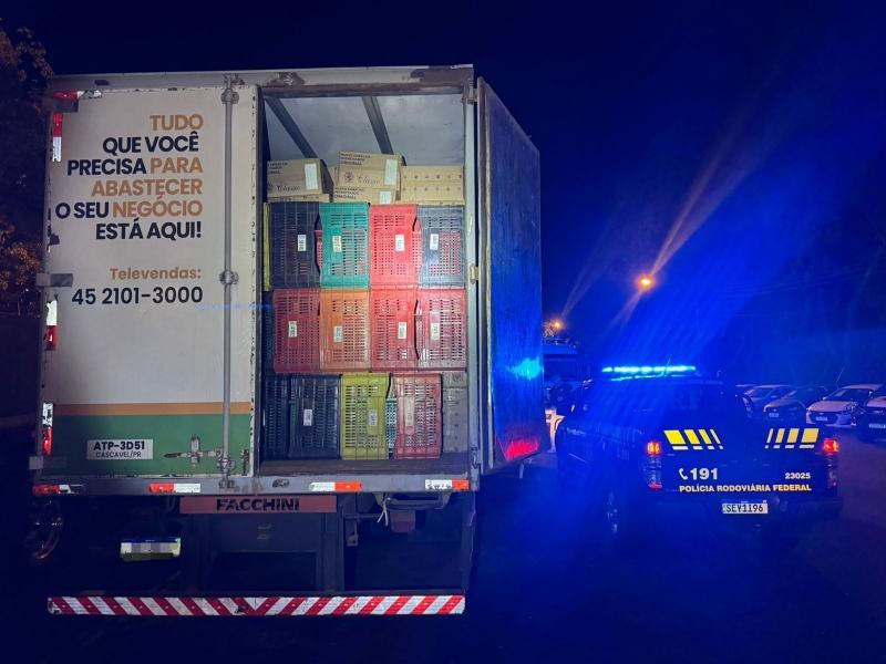 PRF prende dupla em Guaíra com caminhão carregado de cigarros