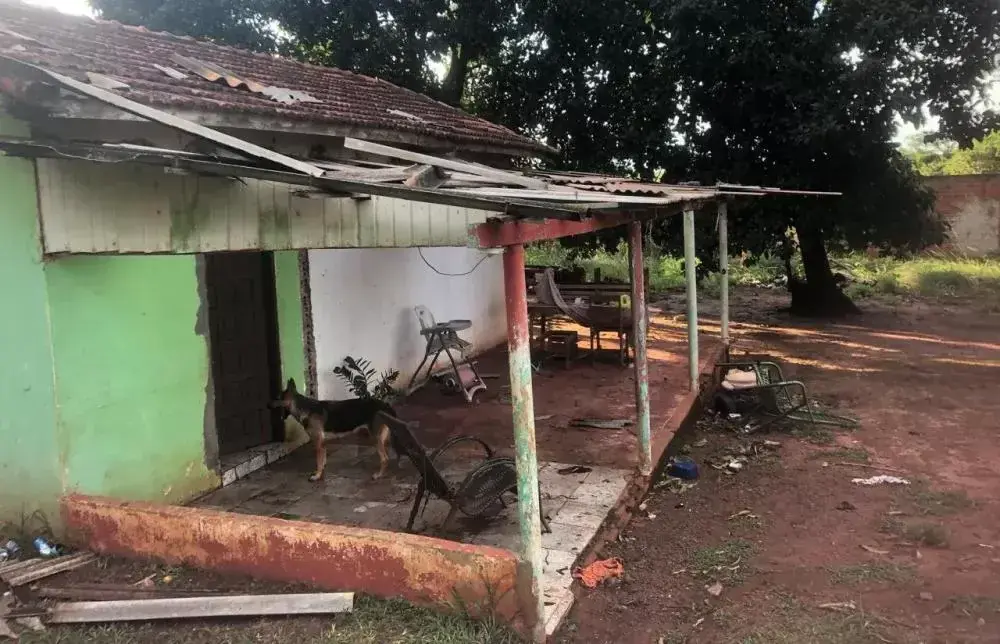 Temporal deixa várias casas destelhadas em comunidade rural de Terra Roxa