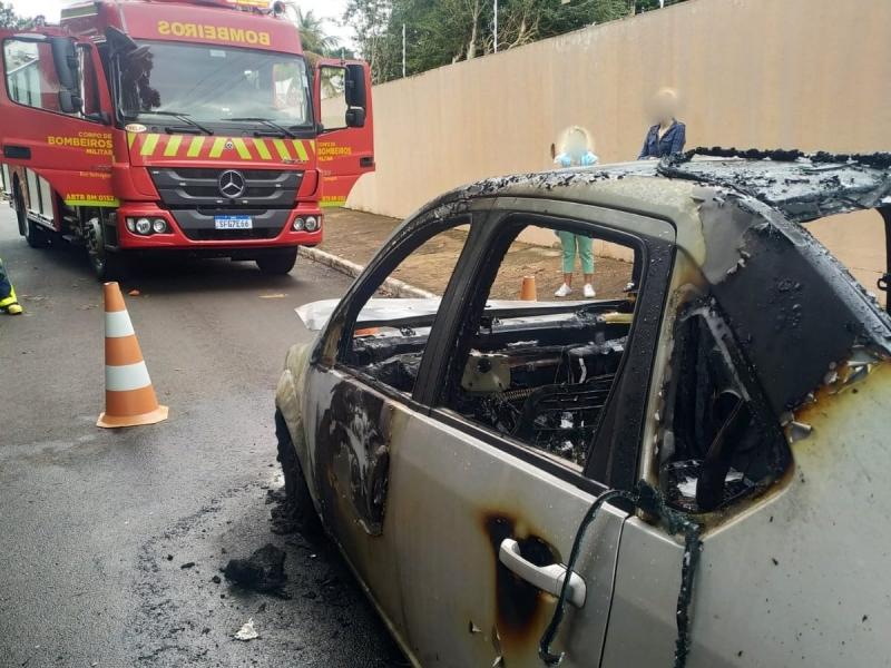 Carro pega fogo na área central de Guaíra neste sábado