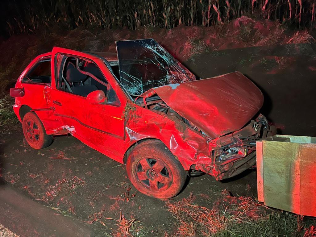 Gol fica destruído após capotamento na PR-491 em Nova Santa Rosa