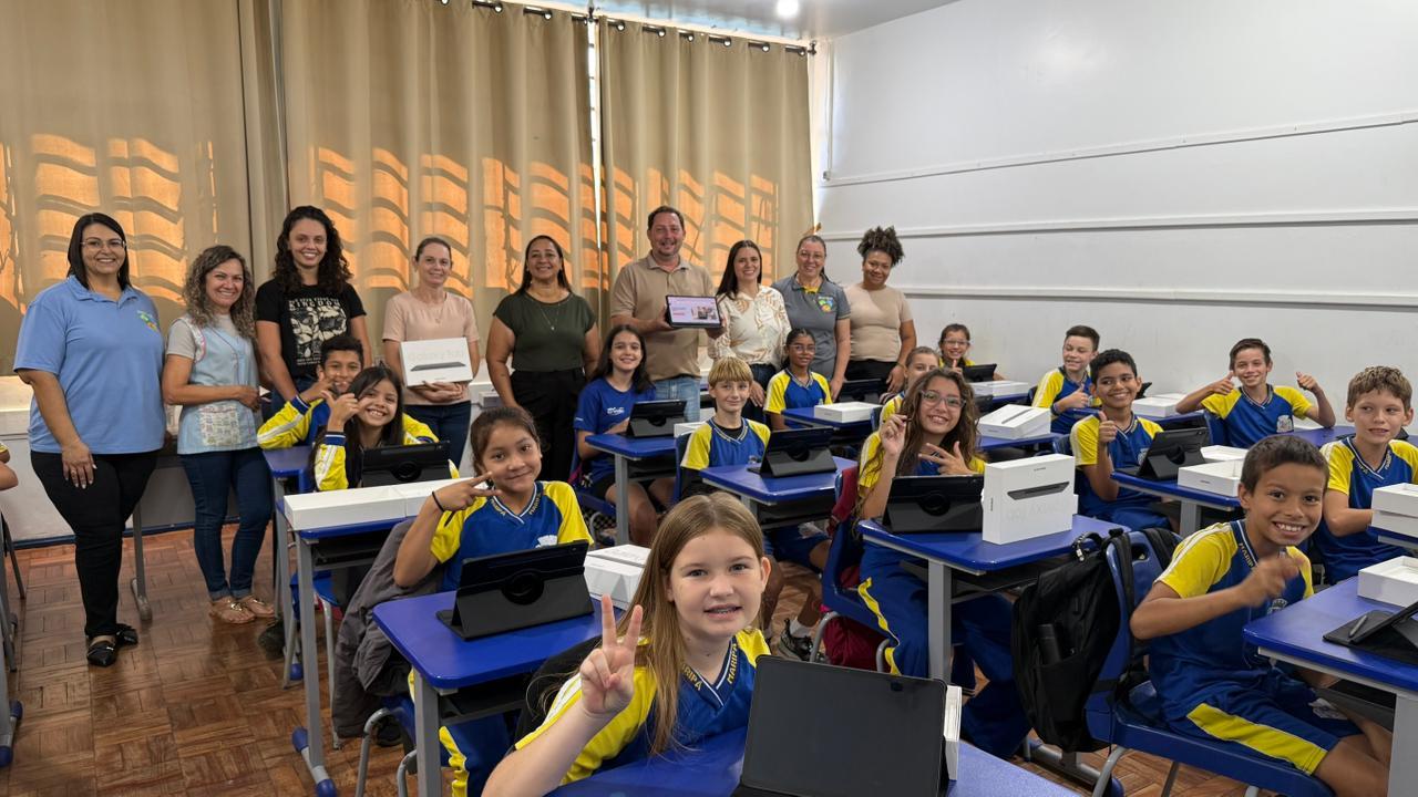 Maripá investe mais de R$ 400 mil em tecnologia educacional e entrega tablets para alunos da rede municipal