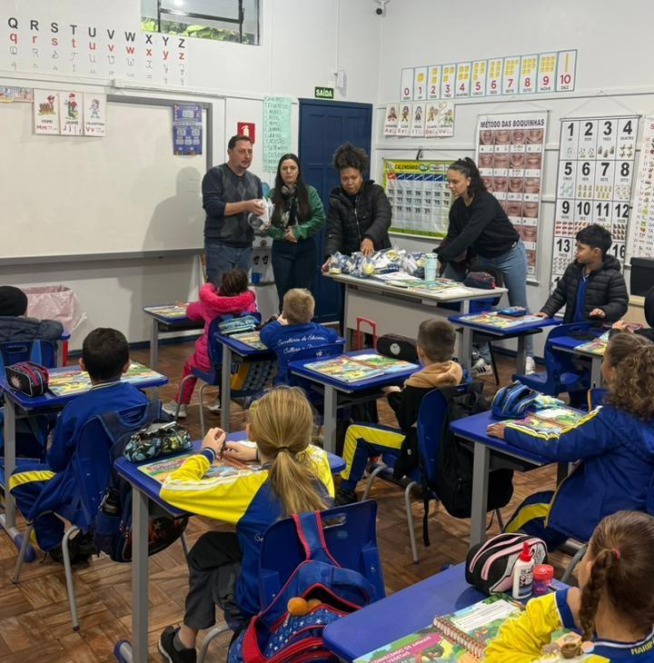 Maripá realiza entrega de tênis escolares e amplia investimentos na educação municipal
