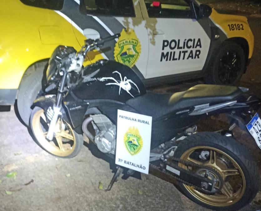 Motocicleta sem retrovisor é apreendida pela Polícia Militar em Palotina