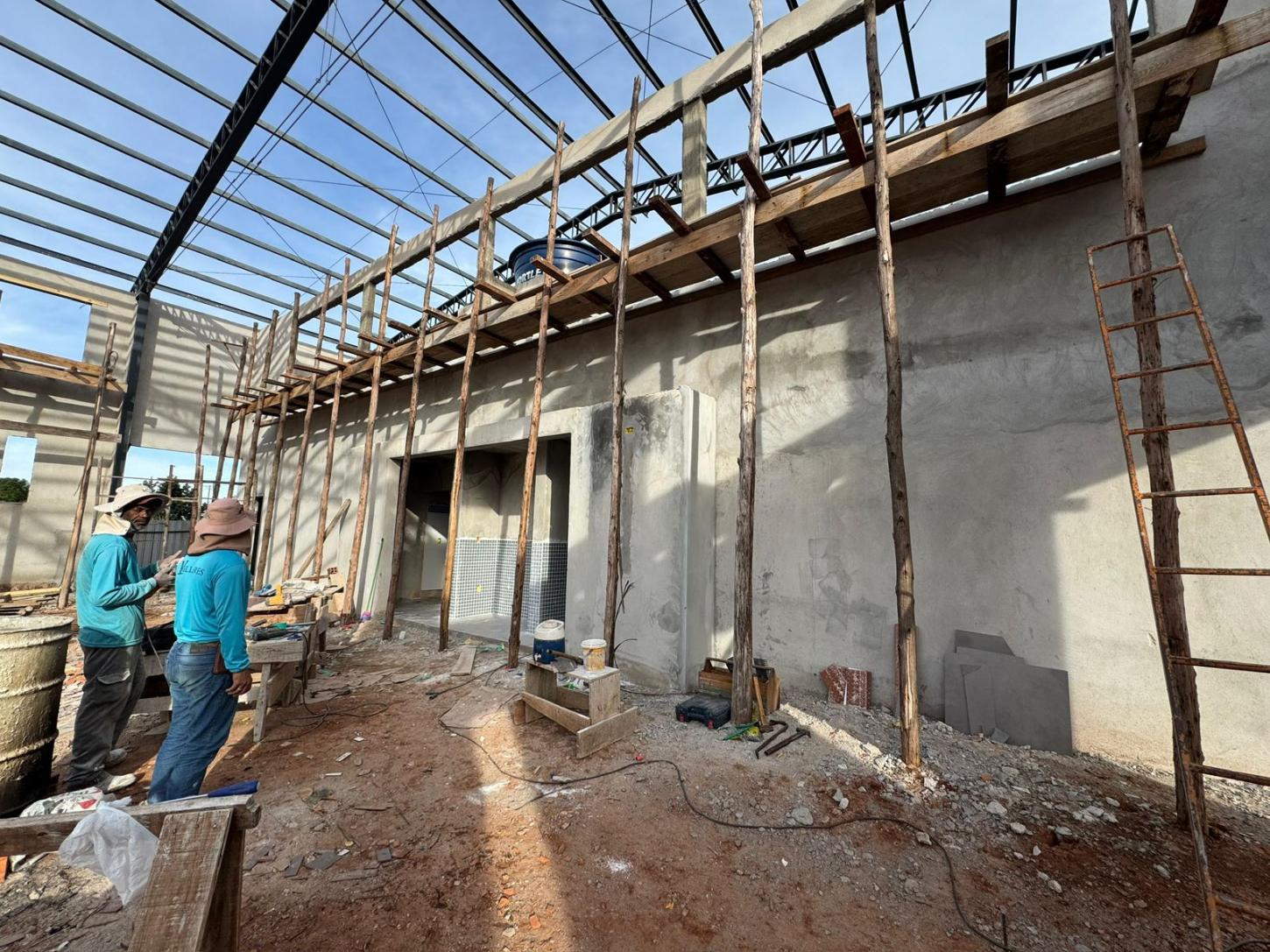 Obra da nova quadra coberta da Escola Rural Maria Carolina Engel segue em andamento