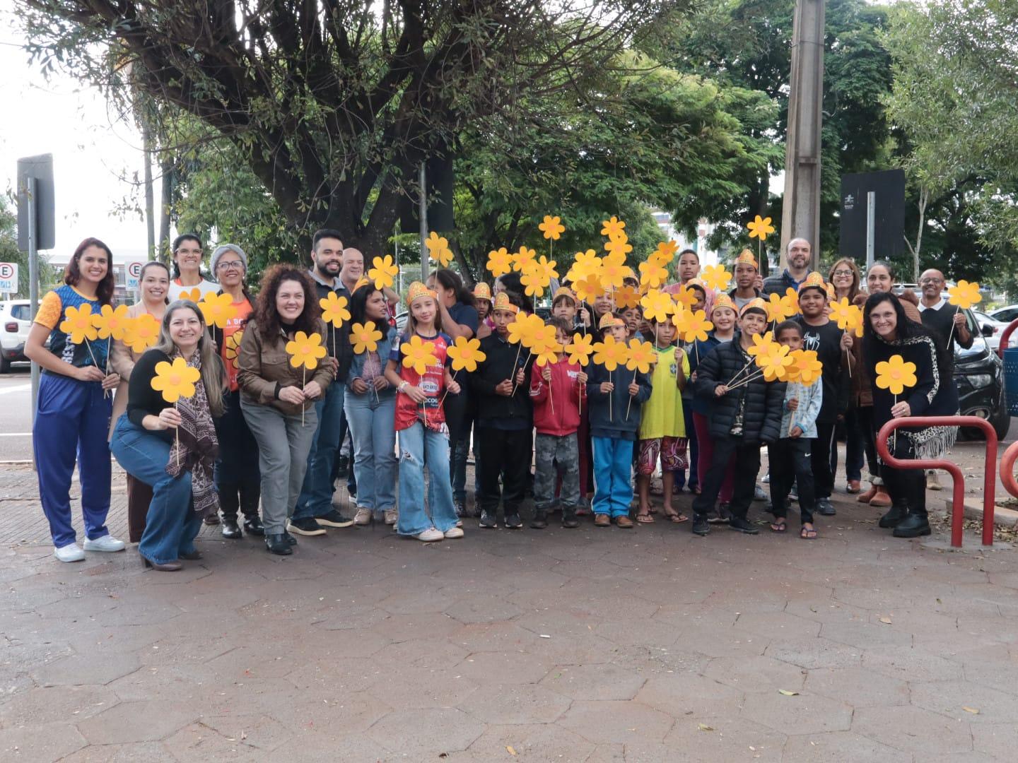 Plantio de flores marca mobilização pelo combate ao abuso e à exploração sexual de crianças e adolescentes em Palotina