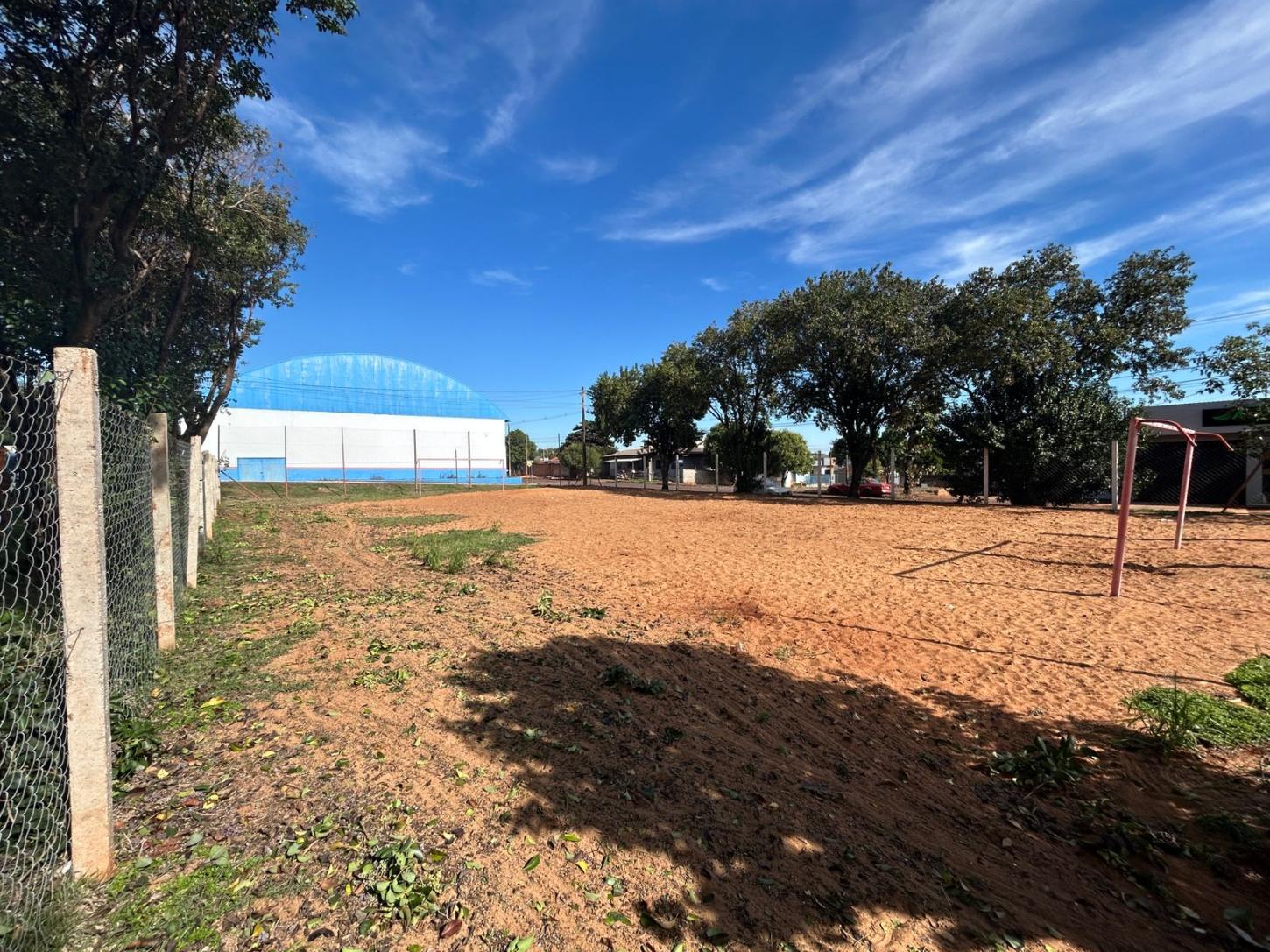 Prefeitura inicia melhorias em quadra de areia no Bairro União