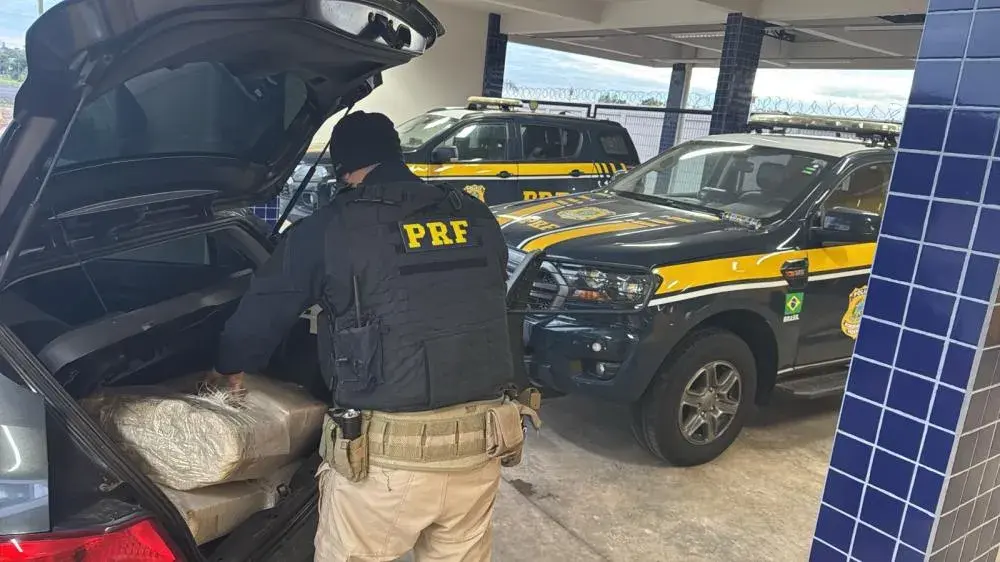 PRF apreende mais de 1,1 tonelada de drogas e recupera dois veículos em menos de 24 horas