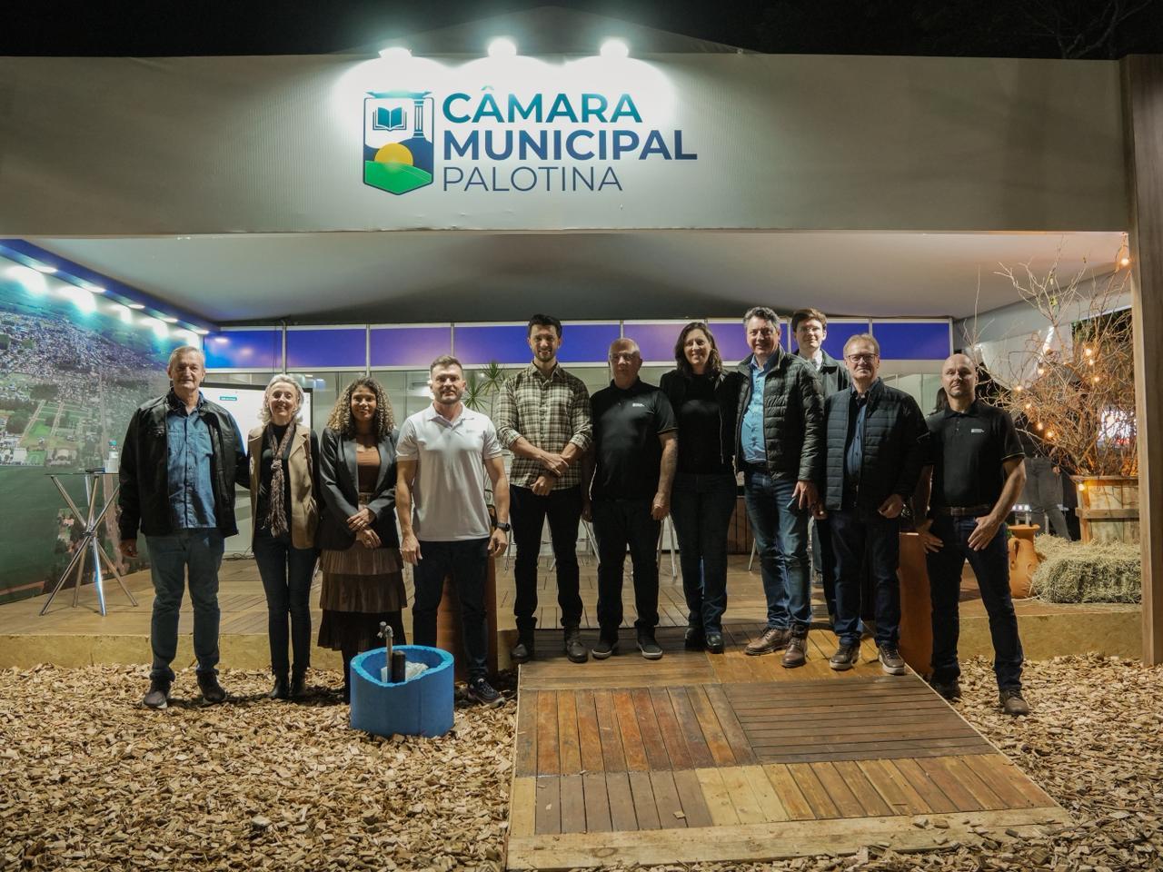 Primeiro dia da Expo Palotina é marcado pela abertura do estande da Câmara e lançamento da nova identidade visual