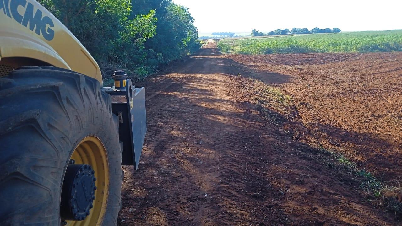 Secretaria de Obras e Agricultura intensifica manutenção de estradas rurais e aldeias em Terra Roxa