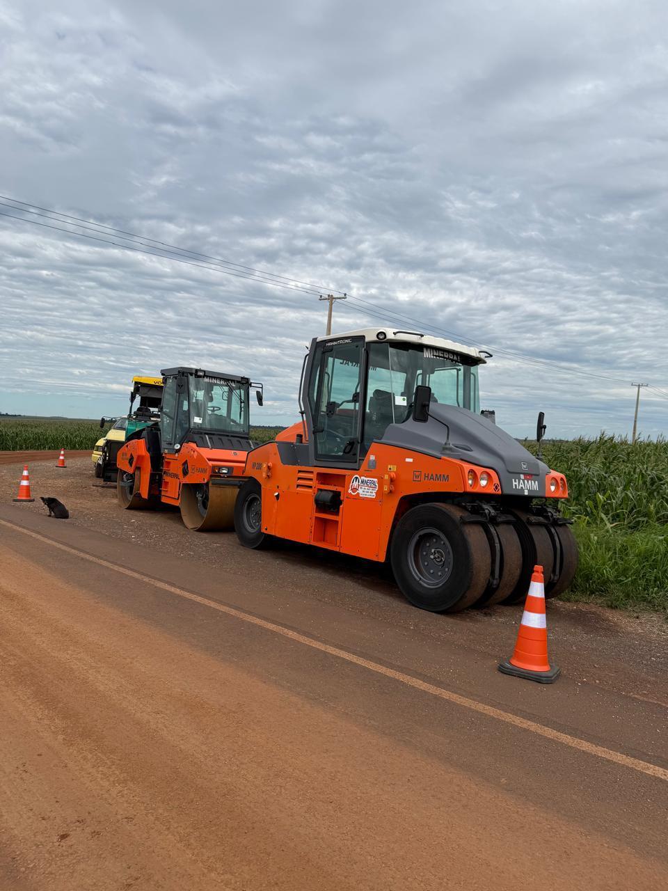 Secretarias de Obras e Agricultura intensificam trabalhos de recuperação de estradas rurais em Terra Roxa