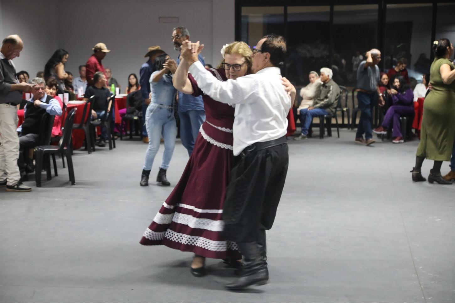 1º Jantar Dançante dos Idosos reúne participantes em noite de integração e alegria em Terra Roxa 