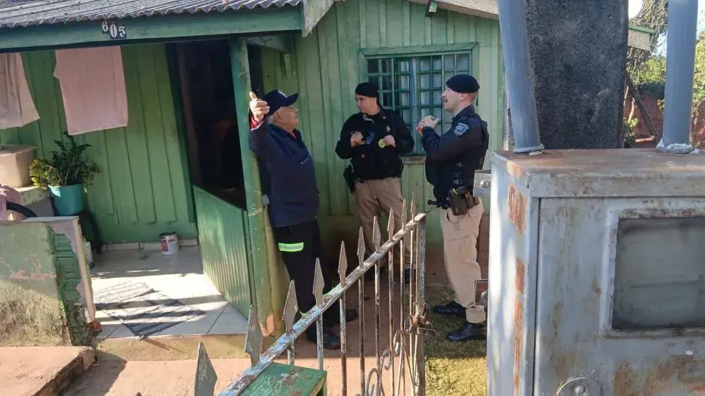 Após quatro horas, PM invade residência e controla homem em surto armado com faca em Iporã