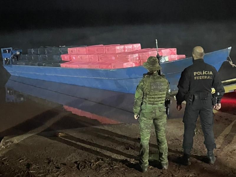 Barco com carga milionária de cigarros é apreendido em Guaíra