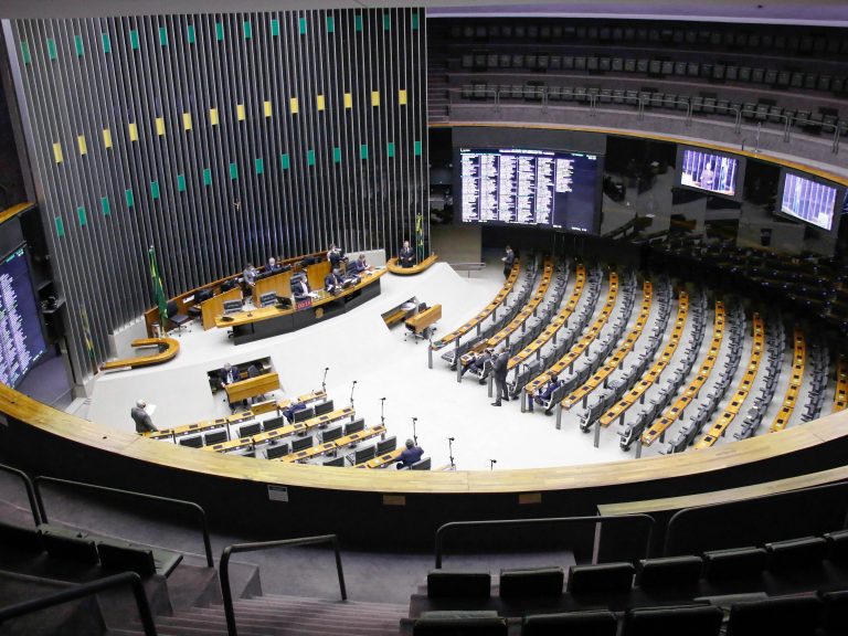 Câmara dos Deputados pode votar propostas sobre feminicídio e preço de combustíveis
