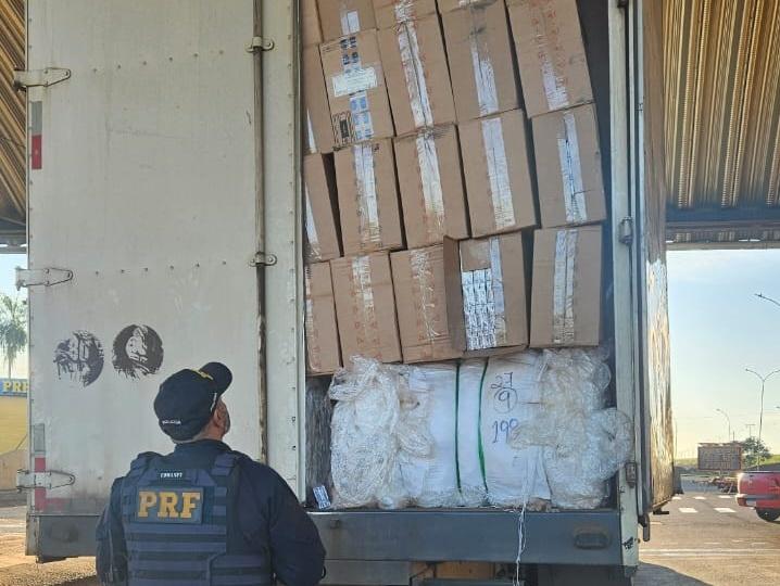 Caminhão carregado com cigarros é apreendido na BR-163 entre Mercedes e Bela Vista - Guaíra