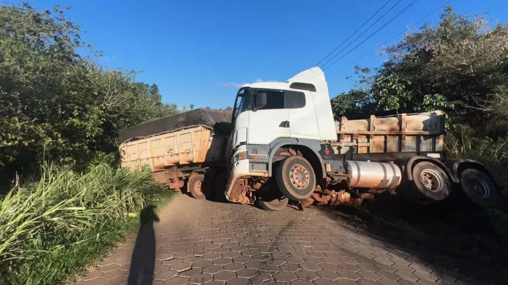 Caminhão carregado com esterco de frango perde o controle em estrada rural de Iporã