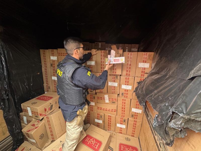 Caminhoneiro tenta forçar passagem em ponte interditada e abandona 500 mil maços de cigarros na BR-272