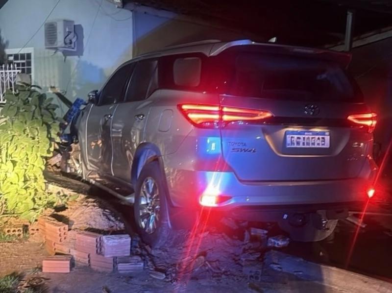 Caminhonete em fuga da PRF colide contra muro de residência em Mundo Novo