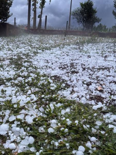 Chuva de granizo surpreende moradores e cobre propriedade de gelo no interior de Toledo