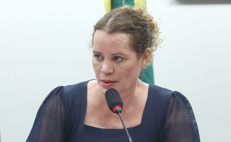 Comissão da Câmara aprova venda de ônibus escolares federais após 10 anos de uso