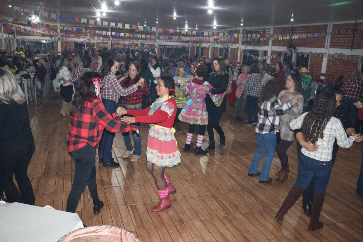 Festa Junina reúne mulheres em noite de alegria, integração e valorização da convivência