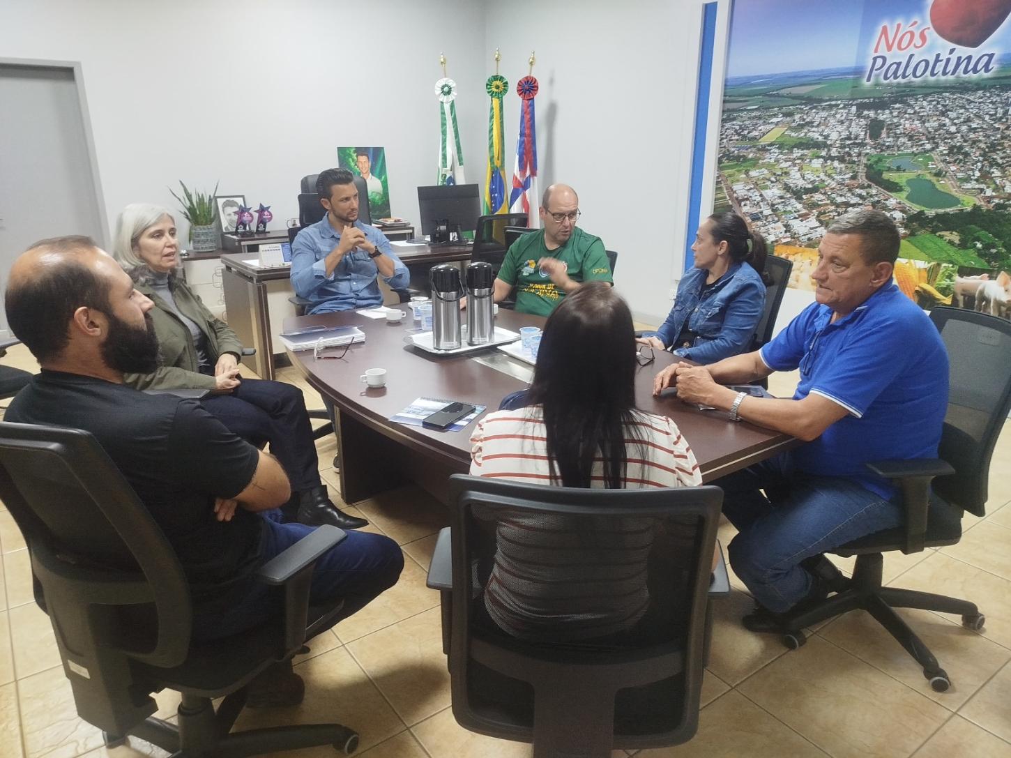 Lideranças de São Camilo discutem melhorias para quadra esportiva de instituições de ensino