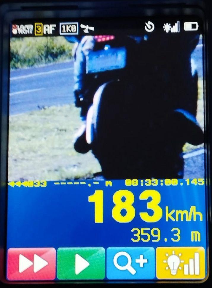 Motociclista é flagrado a 183 km/h durante fiscalização da PRF no Oeste do Paraná