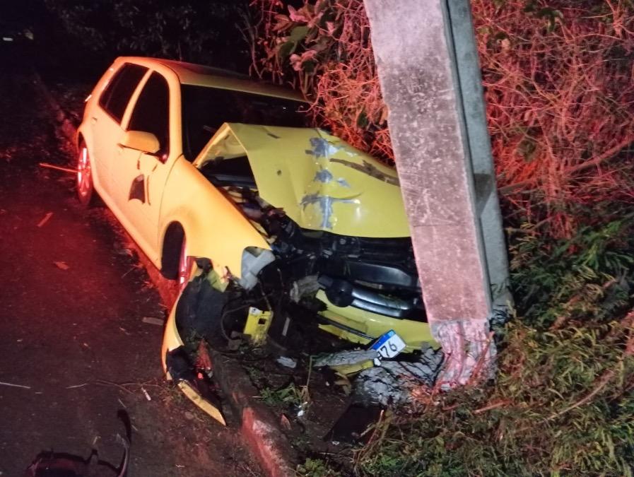 Motorista foge de abordagem policial, provoca perseguição e colide contra poste em fuga em Palotina