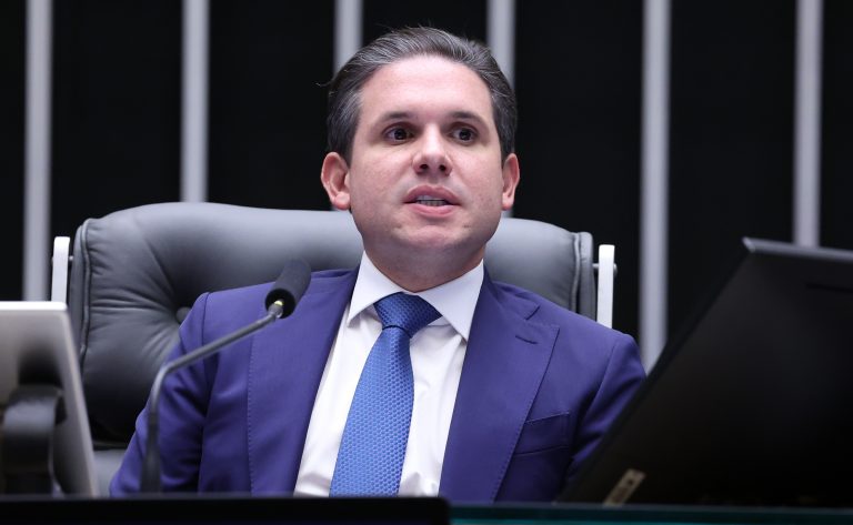 Hugo Motta recebe de Lula proposta para novo limite de faturamento do MEI