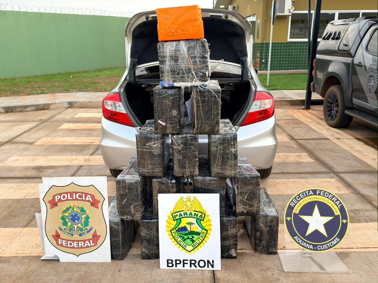 Polícia Federal, BPFRON, PRF e Receita Federal apreendem veículo roubado com 288 kg de maconha em Terra Roxa