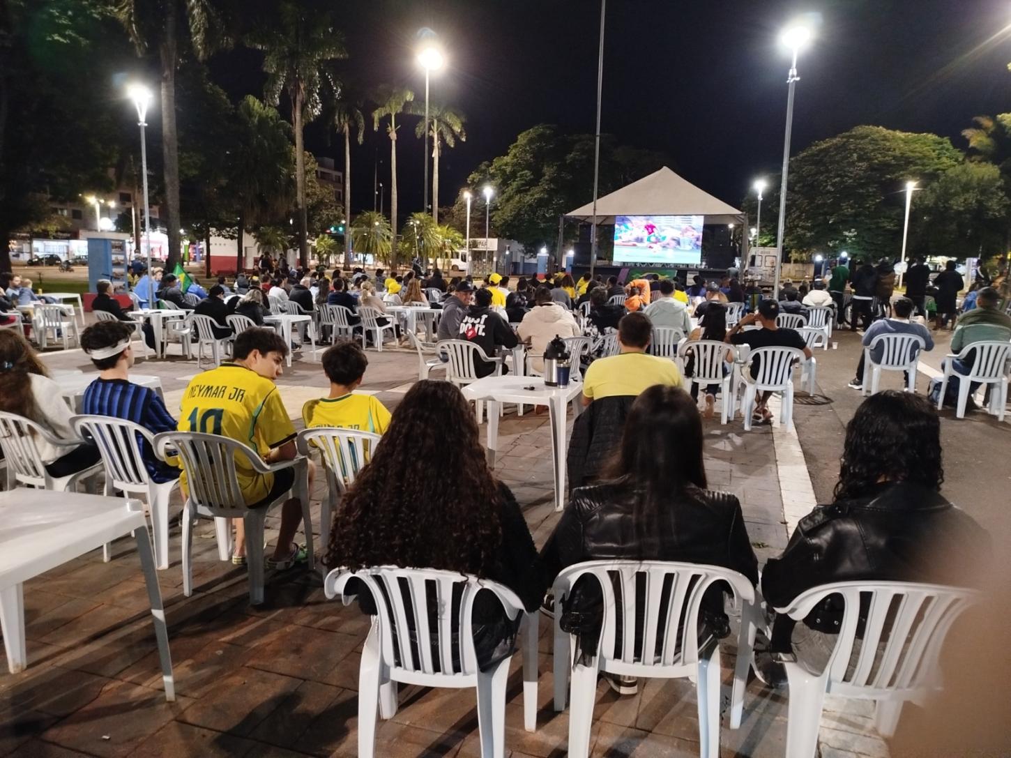 Praça Amadeo Piovesan reúne grande público para estreia do Brasil na Copa do Mundo