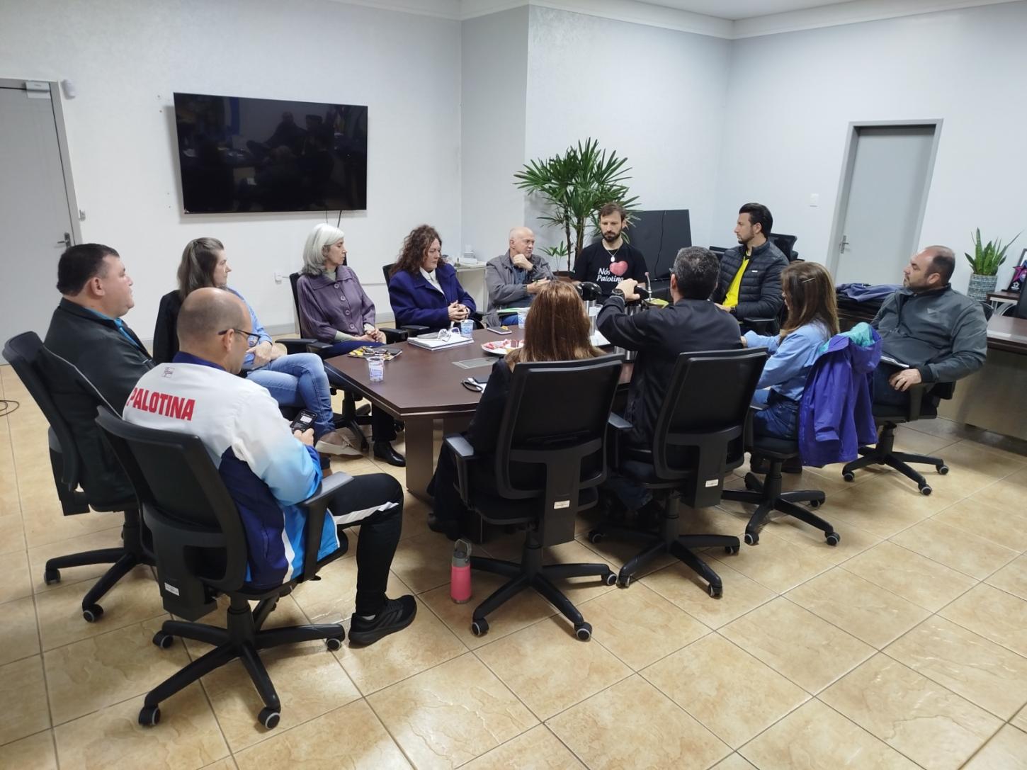 Prefeito Rodrigo Ribeiro e vice-prefeita Judith Sendtko se reúnem com secretários para avaliar ações e planejar novas iniciativas