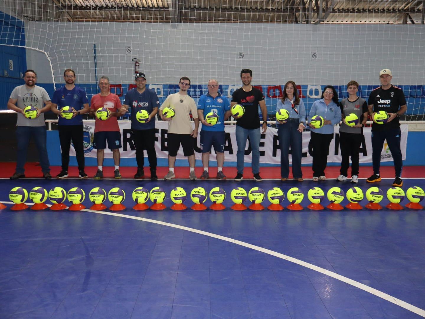Prefeitura entrega novas bolas de voleibol para fortalecer treinamentos em Palotina