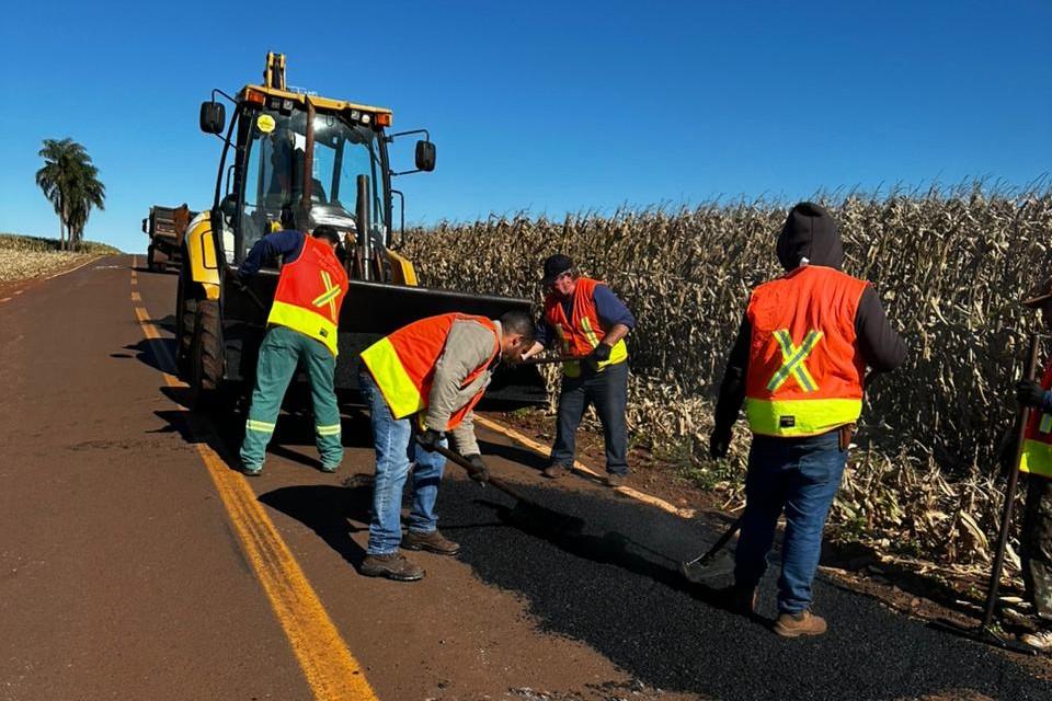 Prefeitura realiza operação tapa-buracos na estrada de acesso à comunidade de Santo Antônio