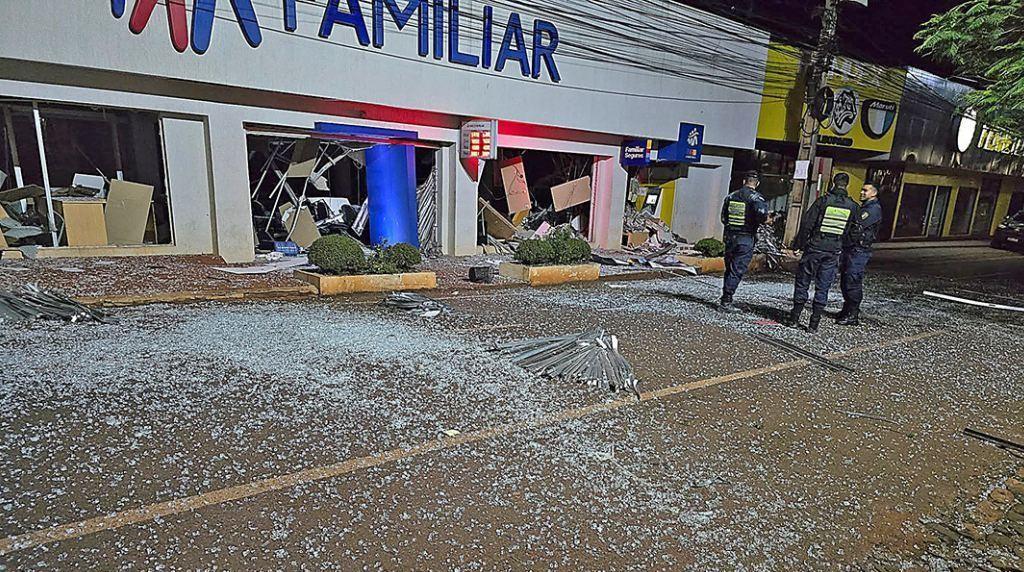 Quadrilha explode bancos, rende policiais e bloqueia cidade durante mega-assalto no Paraguai