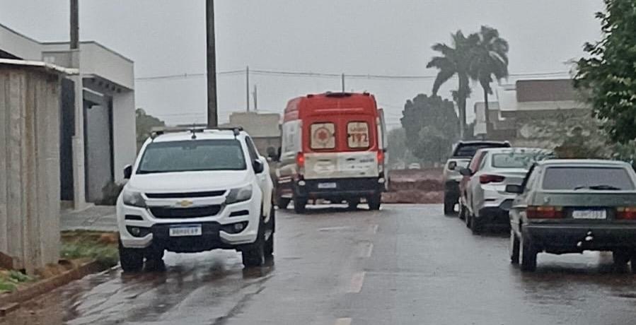 Suspeito de homicídio baleia pedreiro em obra e foge neste domingo