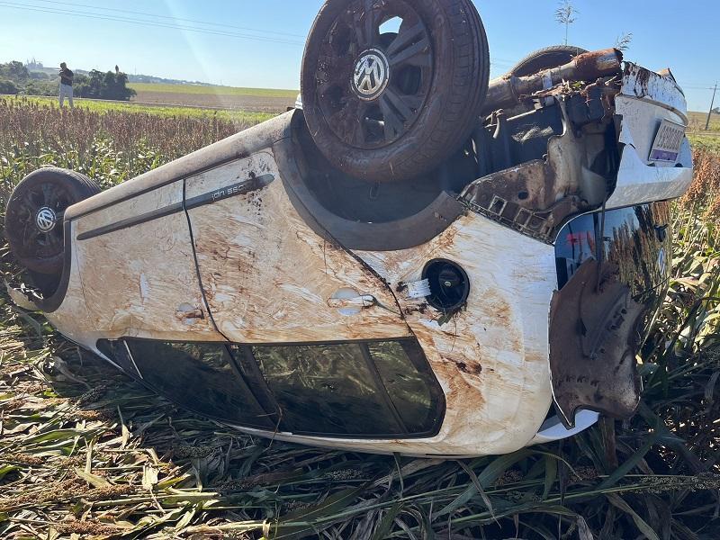 Veículo de Terra Roxa capota após motorista perder controle durante ultrapassagem na PR-182 em Maripá