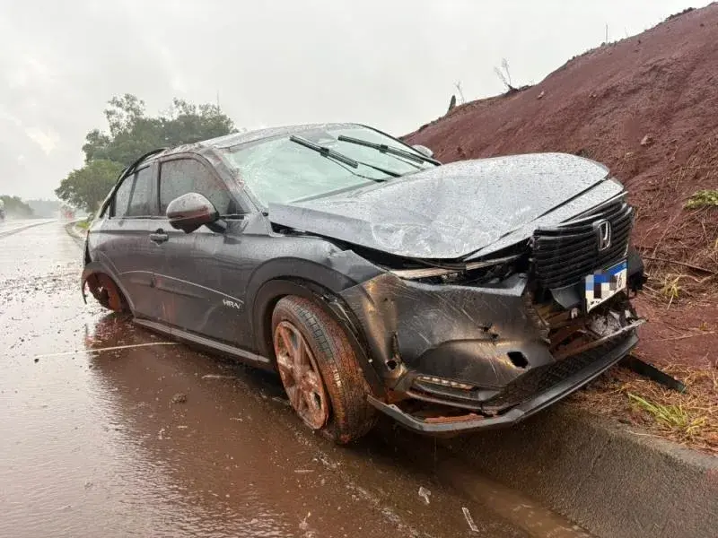 Veículo de Terra Roxa capota na BR-163 em Mercedes e condutora fica ferida