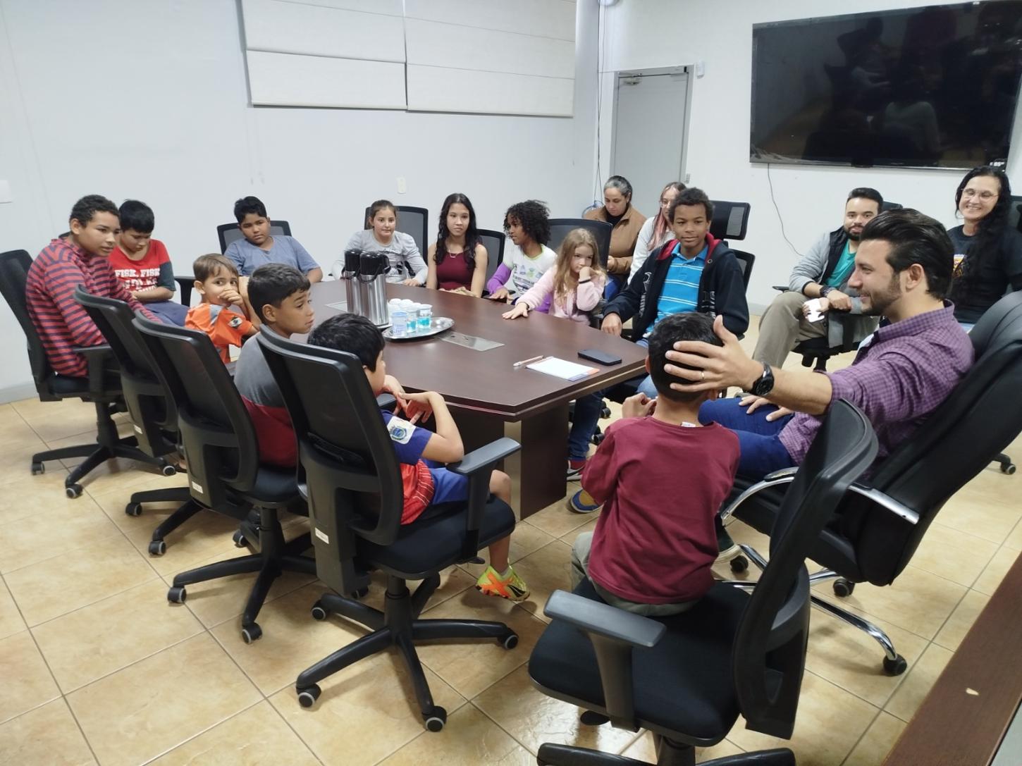 Alunos da Unidade Conviver visitam Prefeitura e conhecem ações da Administração Municipal