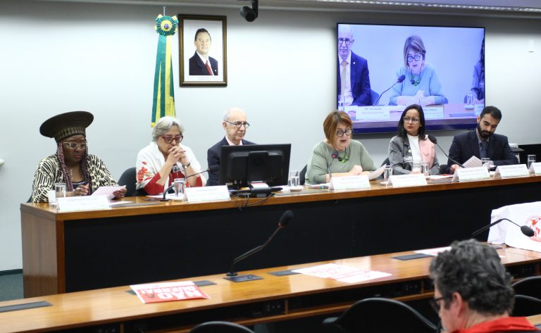Ativistas denunciam deportações em massa nos EUA e cobram acolhimento de migrantes no Brasil