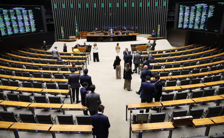 Câmara aprova uso de trajes tradicionais em documentos oficiais para povos indígenas